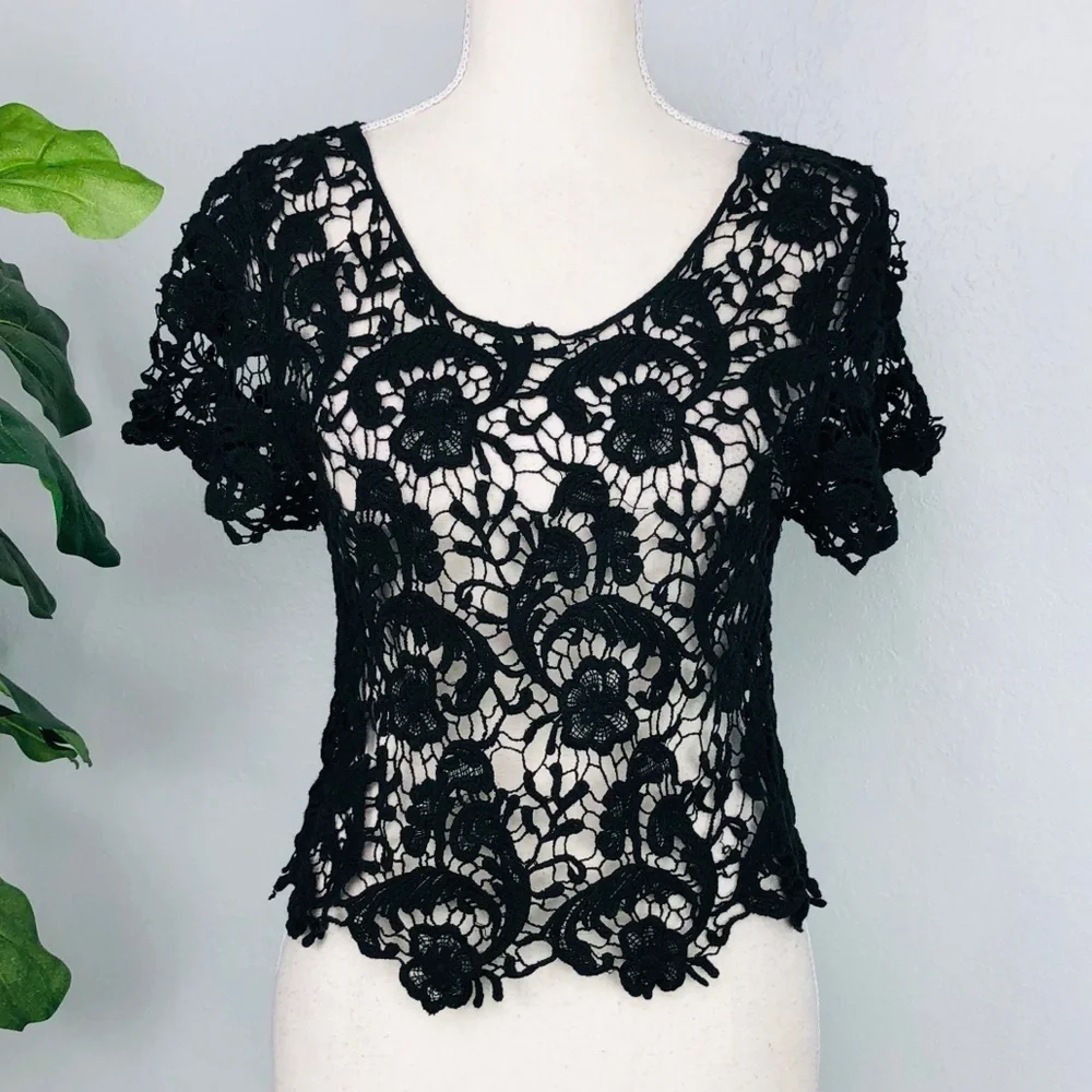 BLACK LACE CROP TOP